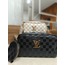 Louis Vuitton Kol Çantası