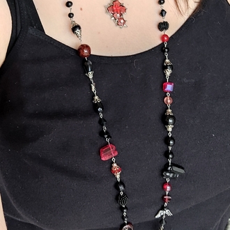 Shadow & Crimson: Çok Yönlü Kullanımlı Uzun Gotik Kolye