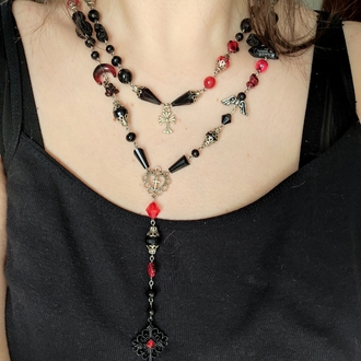 Shadow & Crimson: Çok Yönlü Kullanımlı Uzun Gotik Kolye