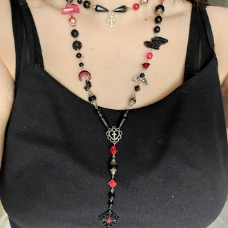 Shadow & Crimson: Çok Yönlü Kullanımlı Uzun Gotik Kolye