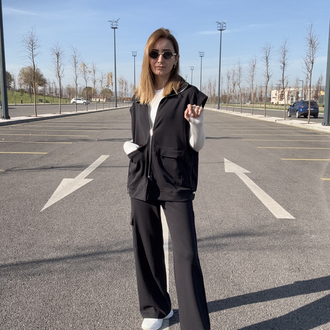 Siyah yelekli modal takım