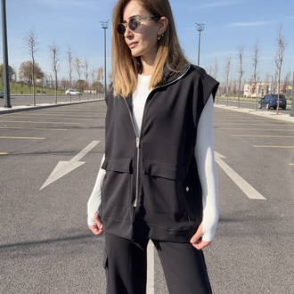 Siyah yelekli modal takım