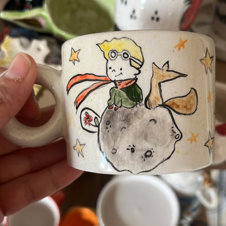 Farklı desenlerde el yapımı kupalar