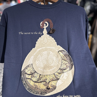 Göklerin Sırrı: Astrolab Nakışlı / Baskılı Antik Lacivert T_shirt