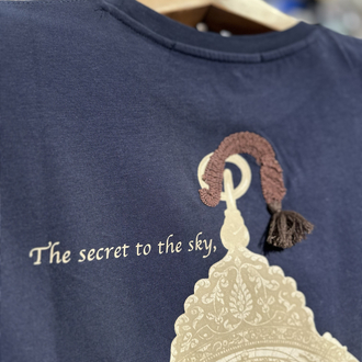 Göklerin Sırrı: Astrolab Nakışlı / Baskılı Antik Lacivert T_shirt
