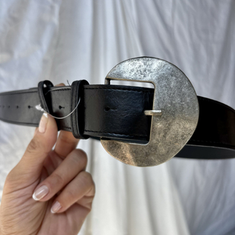 Gümüş tokalı siyah kemer