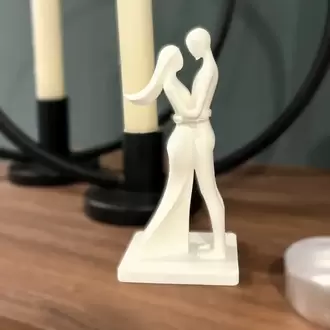 Birbirine Sarılan Çift Figürü – PLA Malzeme, 13 cm, Dekoratif Aşk Temalı Tasarım
