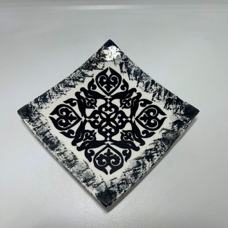 Çini, el boyaması, siyah beyaz kuş temalı, kare hacimli tabak
