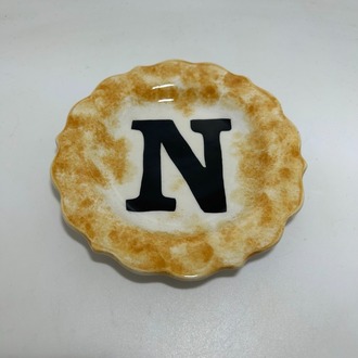 Çini, N harfli, kıvrımlı tabak