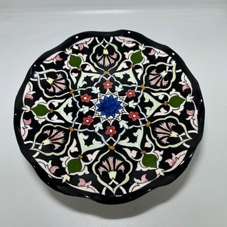 Çini - siyah zemine renkli desenli - ayaklı sunum tabağı