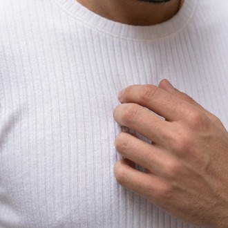 Erkek Beyaz Bisiklet Yaka Fitilli Örme Dik Çizgi Regular Kalıp Kısa Kol Tişört