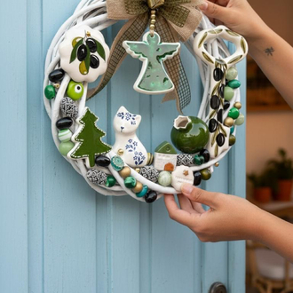 El Yapımı Çini Kapı Süsü – Doğal Ahşap Kapı Çelengi (30 cm)