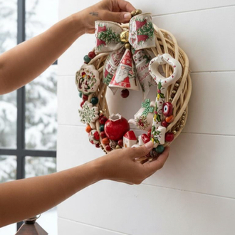 El Yapımı Çini Kapı Süsü – Doğal Ahşap Kapı Çelengi (30 cm)