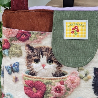 Kedi çay fincanı içinde