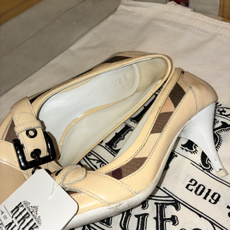 Burberry Ecru Patent Leather Heels