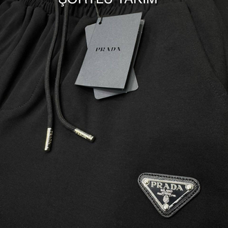 Prada Logo Detaylı Premium Şortlu Takım | Duble Scuba Kumaş, Metal Patch Logo & Bel Lastikli.