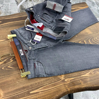 Tommy Slim Fit Luxury Denim | Signature Details & Premium Finish.