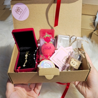 Uygun Fiyatlı Şık Hediye Seti - KADİFE Kutulu Işıltılı kolye & Bakım Kombinli Sürpriz Kutu