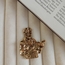 Lente Aksesuar Gold Renk Öğretmen Broş-Kitap ve Kalemli Öğretmen Yaka İğnesi