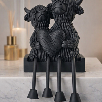 Ellerinde Kalp Bulunan Çiftli İnek Heykeli