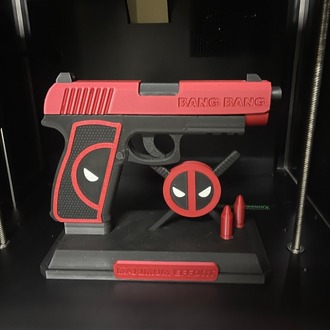 Deadpool Temalı Dekoratif Silah Figür – Koleksiyonluk Masa Aksesuarı