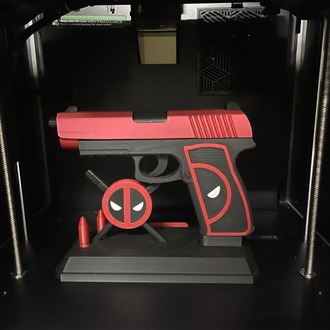 Deadpool Temalı Dekoratif Silah Figür – Koleksiyonluk Masa Aksesuarı