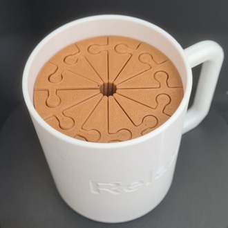Sihirli Dökülen Kahve Kupası – Akmayan Kahve Şaka Bardak (Dekoratif & Eğlenceli Tasarım)