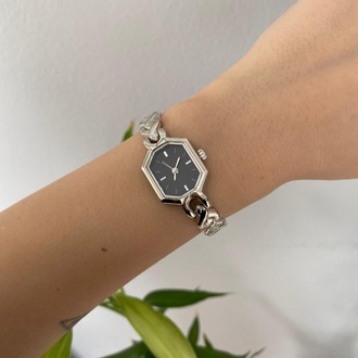 Hexa Noir – Şık Altıgen Kadranlı Kadın Saat