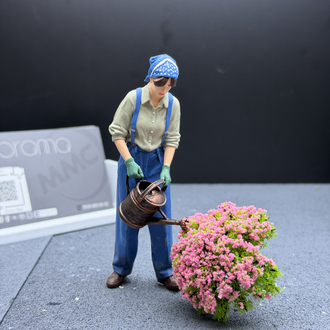 1/18 Ağaç Sulayan Kadın Figürü
