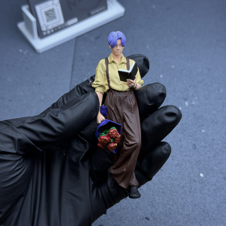 1/18 Elinde Çiçek Tutan Erkek Figürü
