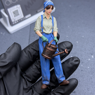 1/18 Ağaç Sulayan Kadın Figürü
