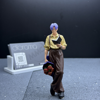 1/18 Elinde Çiçek Tutan Erkek Figürü