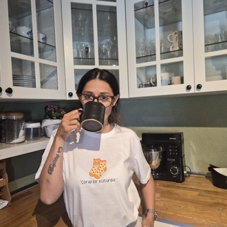 BASKILI BEYAZ T-SHIRT