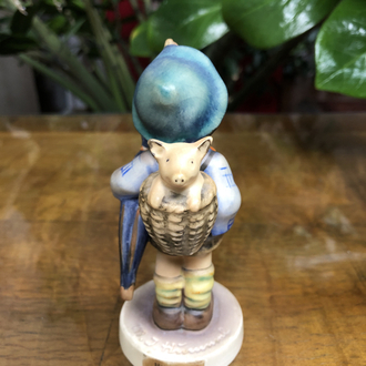 Goebel Hummel Figür Sepetinde Domuzcuğuyla 