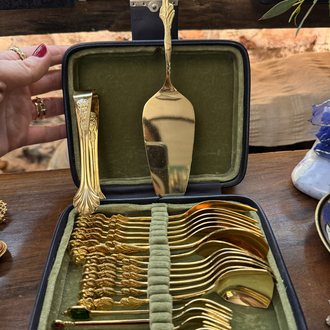 Vintage kadife deri kutusunda altın kaplama çay seti
