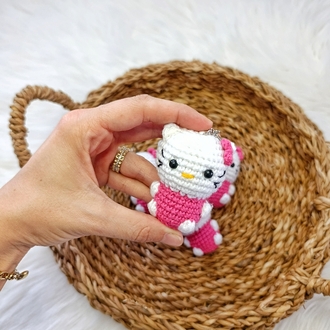 AMİGURUMİ ÖRGÜ HELLO KITTY ANAHTARLIK ÇANTA SÜSÜ