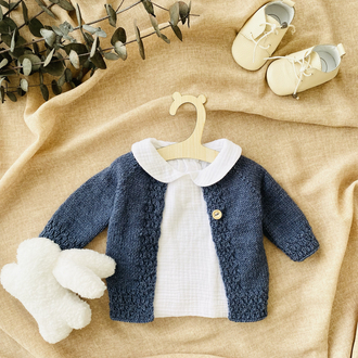 Cove Koleksiyonu Denim Mavisi El Örgüsü Bebek Takımı – Hırka ve Salopet Set
