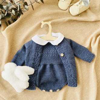 Cove Koleksiyonu Denim Mavisi El Örgüsü Bebek Takımı – Hırka ve Salopet Set
