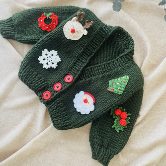 Yeşil Yılbaşı Temalı El Örgüsü Bebek Hırkası – Organik & Yumuşak