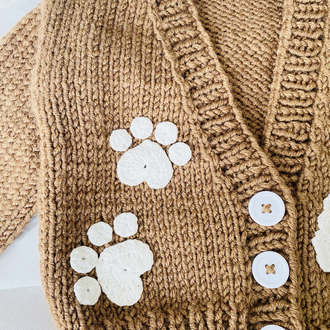 Köpek Figürlü El Örgüsü Bebek Hırkası – Puppy Desenli