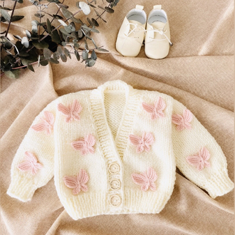 Pembe Kelebekli El Örgüsü Bebek Hırkası – Yumuşak Dokulu Premium Tasarım