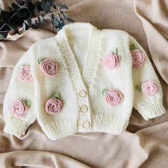 Pembe Güllü El Örgüsü Kız Bebek Seti – Hırka, Etek ve Bandana