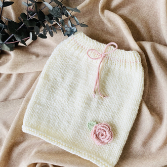 Pembe Güllü El Örgüsü Kız Bebek Seti – Hırka, Etek ve Bandana