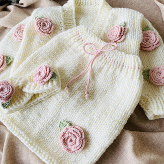 Pembe Güllü El Örgüsü Kız Bebek Seti – Hırka, Etek ve Bandana