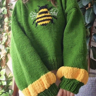 Yeşil El Örgüsü Arı Motifli, Rahat Kesim El Yapımı Sweater