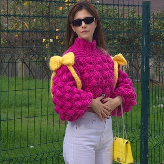 Pembe Fuşya Ahududu Model Crop Kazak – Omuzları Kurdeleli, Kalın Dokulu El Yapımı Sweater
