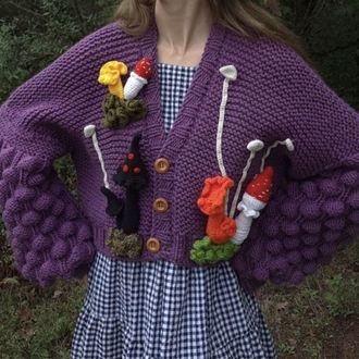 Mor Kalın El Örgüsü Kadın Hırka – Ahududu Kollu, Amigurumi Mantar & Yeşillik Aplikeli