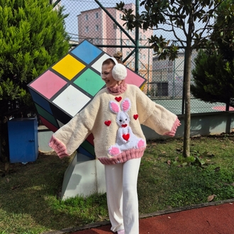 Ekru & Pembe El Örgüsü Kadın Kazak Büyük 3D Tavşan Aplikeli, Yumuşak, Kalın & El Yapımı