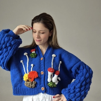 Mavi El Örgüsü Kadın Hırka Kabarık Ahududu Kollu, Oversize, Amigurumi Mantar & Yosun Aplikeli