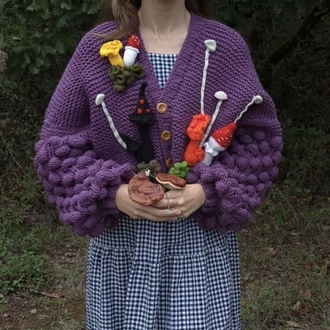 Mor Kalın El Örgüsü Kadın Hırka – Ahududu Kollu, Amigurumi Mantar & Yeşillik Aplikeli